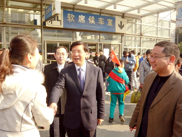 beat365官网团委书记宋来陪同共青团上海市委副书记陈凯慰问beat365官网志愿者